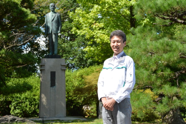 本社・早月事業所内にある創業者・林平像と杉野岳社長